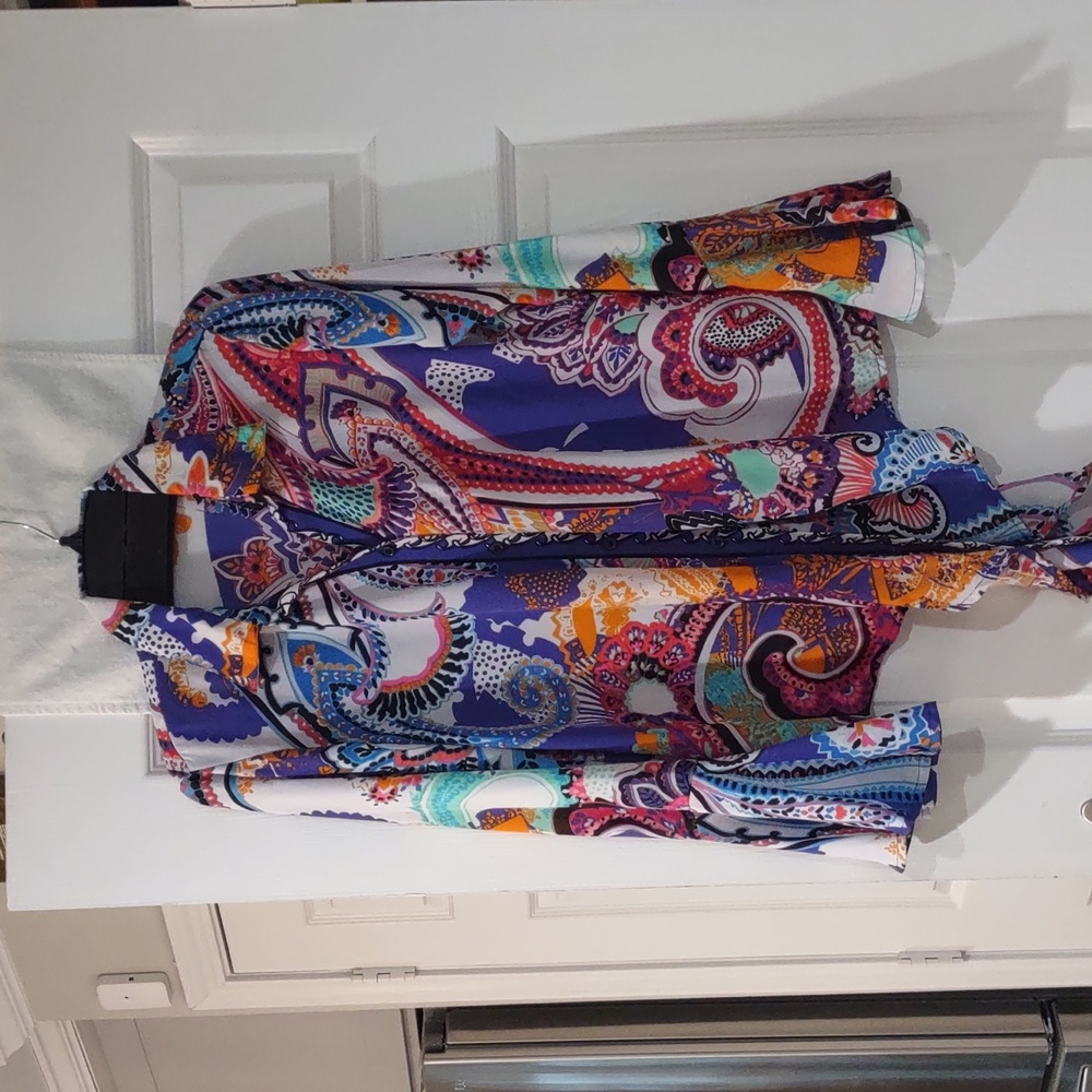 Bold Elements size medium floral tie front blouse